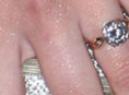 imagen Scarlett Johansson muestra su anillo de compromiso en una gala