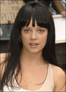 lily-allen-ebria-compro-isla-01