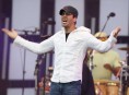 imagen A Enrique Iglesias lo quieren demandar por un beso