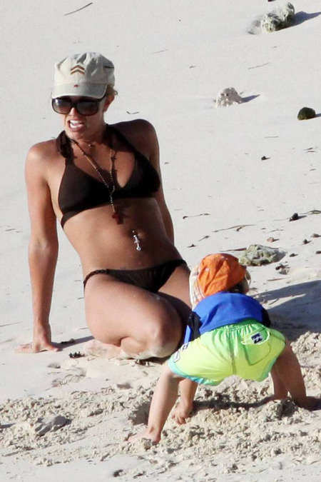 britney-spears-bikini-12