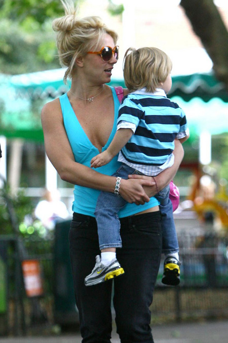 Britney Spears de paseo en el zoo 02