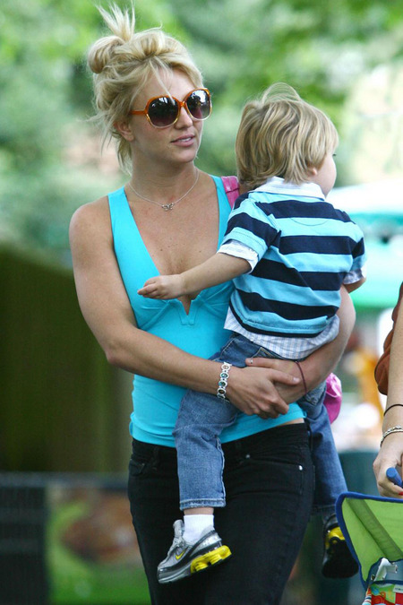 Britney Spears de paseo en el zoo 03