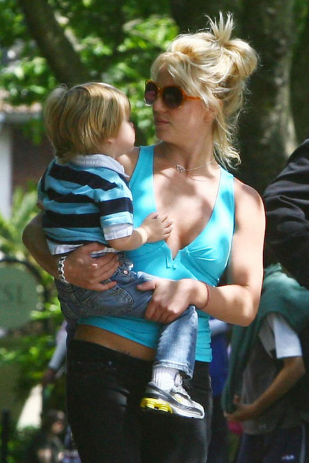 Britney Spears de paseo en el zoo 04