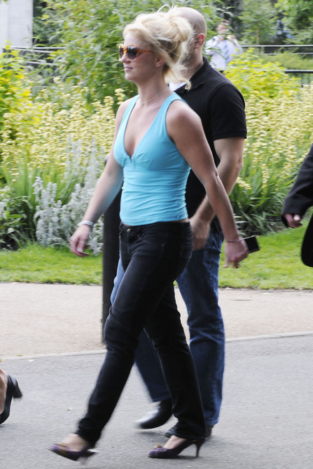 Britney Spears de paseo en el zoo 06