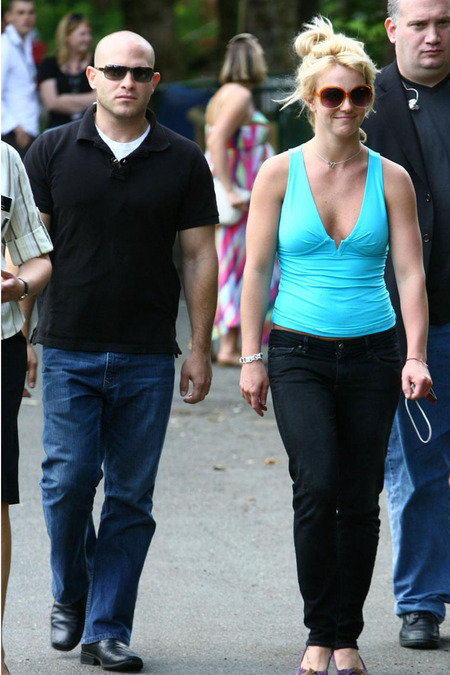 Britney Spears de paseo en el zoo 07