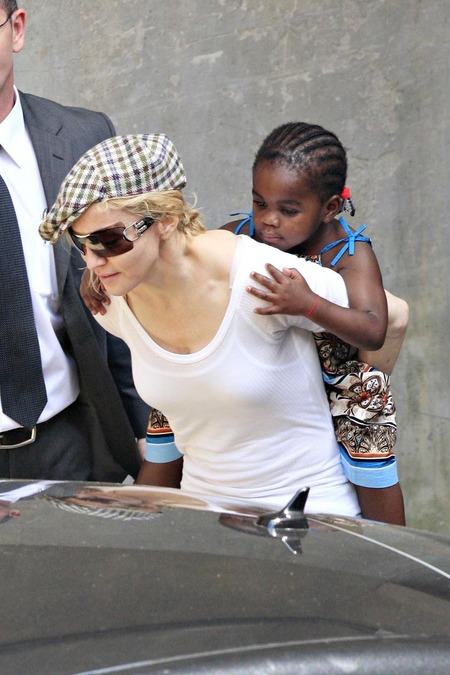 Madonna y su nueva hija, Mercy 04