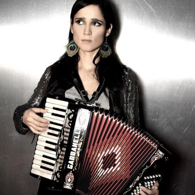 julieta-venegas-fue-demandada-por-su-bajista-01