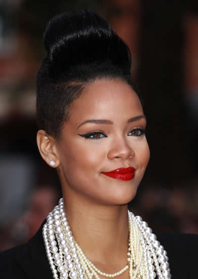 rihanna-no-termina-de-encontrar-un-look-04