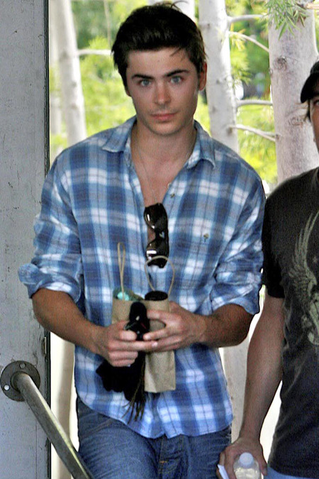 Zac Efron tiene nuevo look 02 Zac Efron tiene nuevo look 02