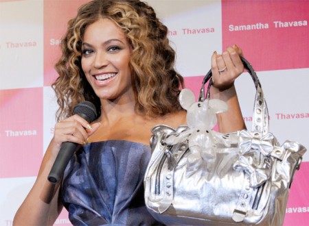 beyonce-presento-los-bolsos-de-disney-01