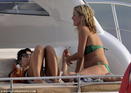 kate-moss-y-lily-allen-compartiendo-mas-que-el-sol-03