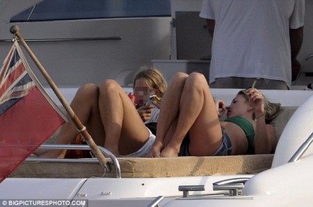 kate-moss-y-lily-allen-compartiendo-mas-que-el-sol-06