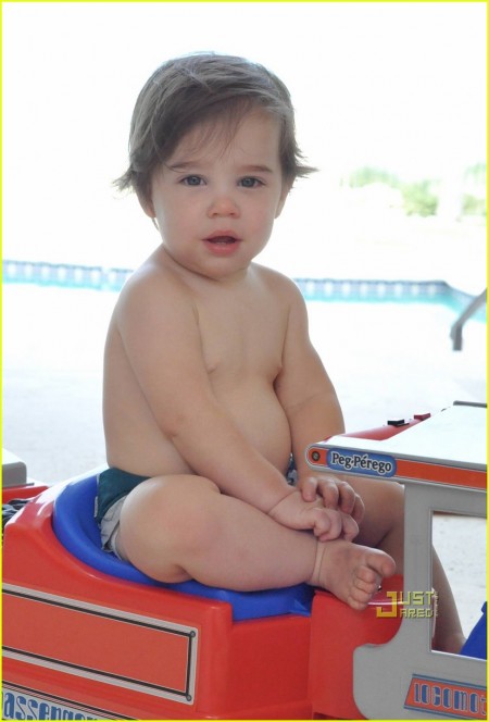 ricky-martin-y-sus-hijos-en-la-playa-01