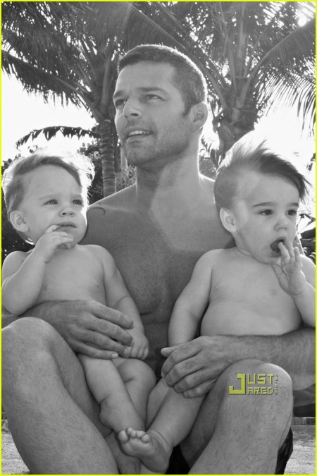 ricky-martin-y-sus-hijos-en-la-playa-03