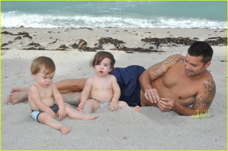 ricky-martin-y-sus-hijos-en-la-playa-04