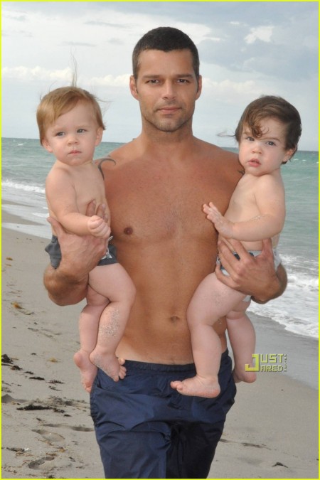 ricky-martin-y-sus-hijos-en-la-playa-05