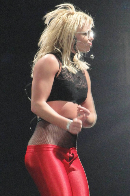 britney-spears-y-su-extrana-actuacion-02