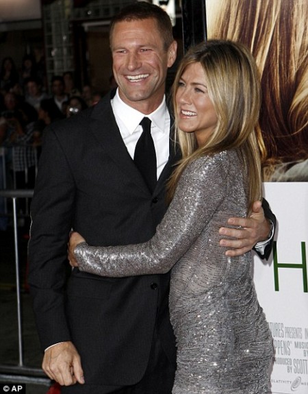 jennifer-aniston-brillo-en-la-alfombra-roja-02