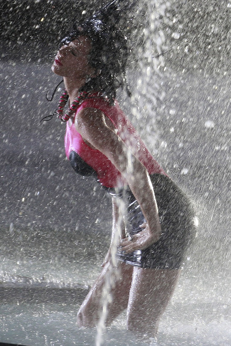 Katy Perry mojada y mientras le acomodan las lolas 03