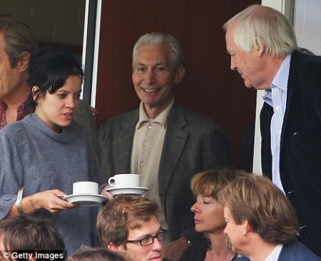 lily-allen-tomando-el-te-y-viendo-cricket-01