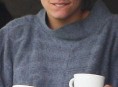 imagen Lily Allen tomando el té y viendo cricket
