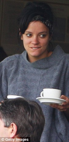 lily-allen-tomando-el-te-y-viendo-cricket-04