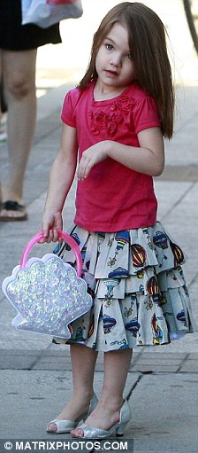 suri-cruise-y-katie-holmes-siempre-a-la-moda-03