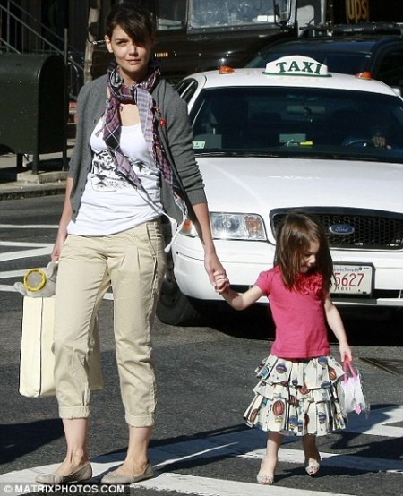 suri-cruise-y-katie-holmes-siempre-a-la-moda-04