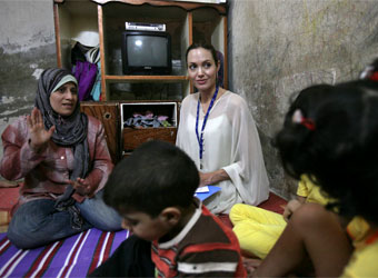 angelina-jolie-y-brad-pitt-visitan-refugiados