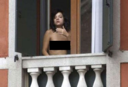 lily-allen-nuevamente-en-topless