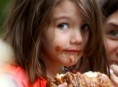 imagen Suri Cruise al parecer tomará rumbo católico