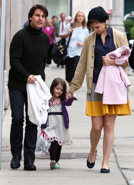 tom-cruise-katie-holmes-van-a-harvard-law-con-suri-02