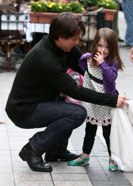 tom-cruise-katie-holmes-van-a-harvard-law-con-suri-03