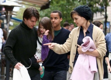 tom-cruise-katie-holmes-van-a-harvard-law-con-suri