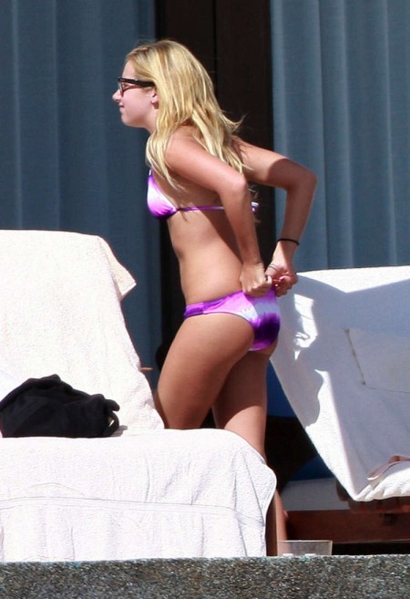 ashley-tisdale-disfruta-del-sol-en-mexico-02