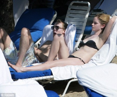 emma-watson-no-disfruta-de-sus-vacaciones-02