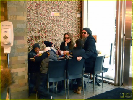 angelina-jolie-brad-pitt-almuerzo-en-familia-01