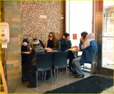 angelina-jolie-brad-pitt-almuerzo-en-familia-02