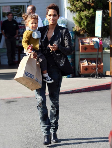 halle-berry-y-pequeña-nahla-de-compras-beverly-hills-02