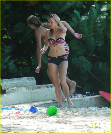 jude-law-y-sienna-miller-enamorados-barbados-07