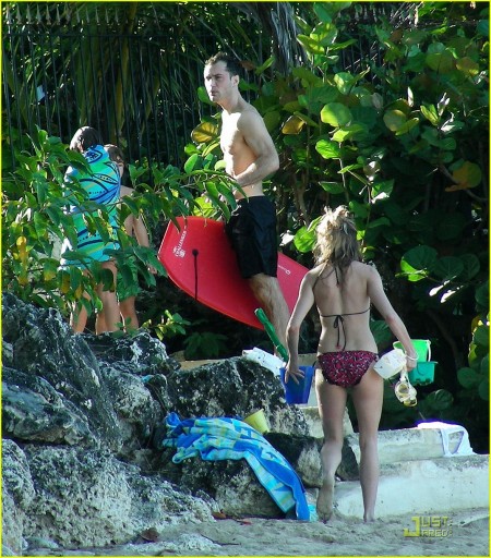 jude-law-y-sienna-miller-enamorados-barbados-08