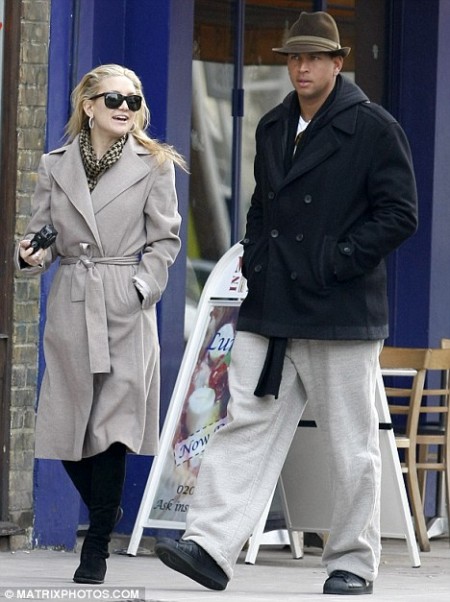 kate-hudson-pasea-nothing-hill-junto-a-alex-rodriguez-03