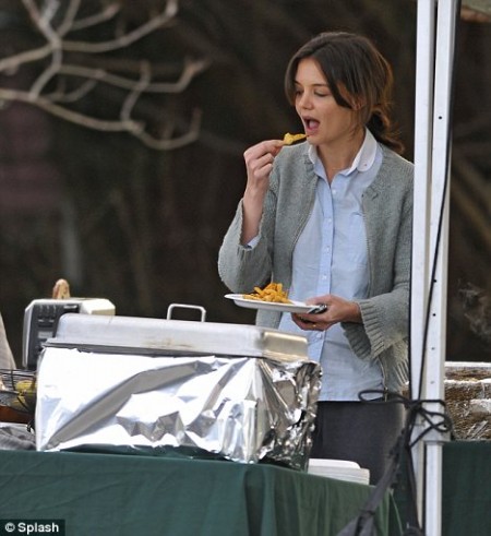 katie-holmes-deja-ensalada-por-papas-fritas-01