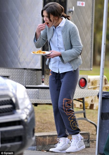 katie-holmes-deja-ensalada-por-papas-fritas-03