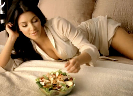 kim-kardashian-hace-que-la-ensalada-parezca-sexy-05