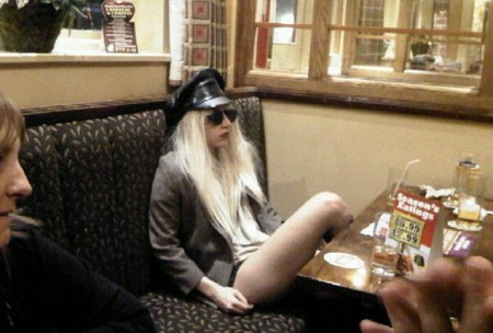 lady-gaga-causa-furor-en-inglaterra-05