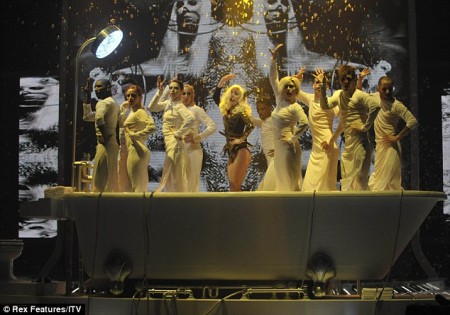 lady-gaga-causa-furor-en-inglaterra-07