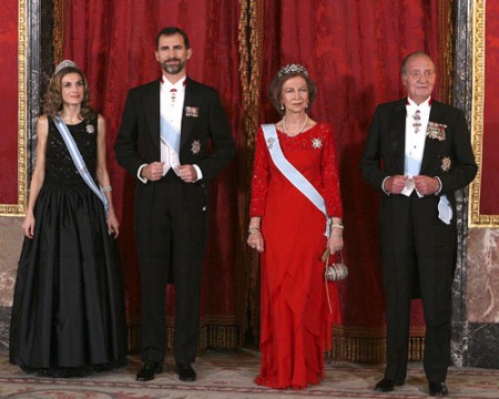 los-reyes-y-principes-de-asturias-de-gala-01