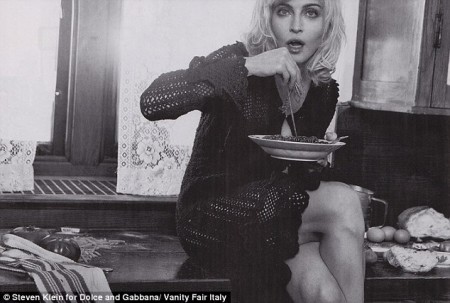 madonna-se-domestica-a-la-italiana-para-dolce-gabbana-01