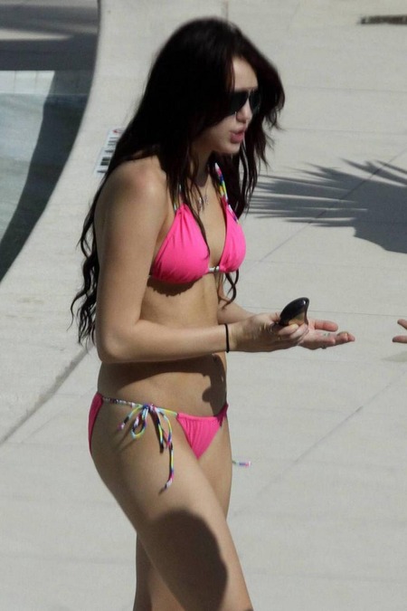 miley-cyrus-irrumpe-llamativo-bikini-03